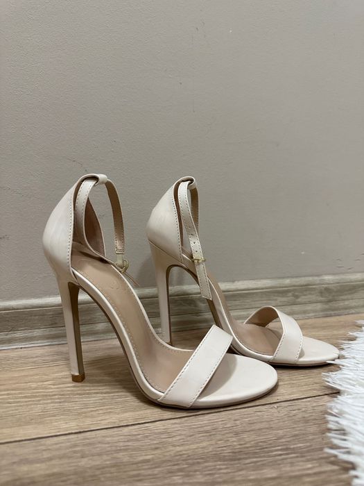 Дамски сандали на висок ток