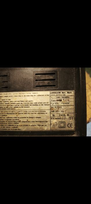 Încărcător baterie auto