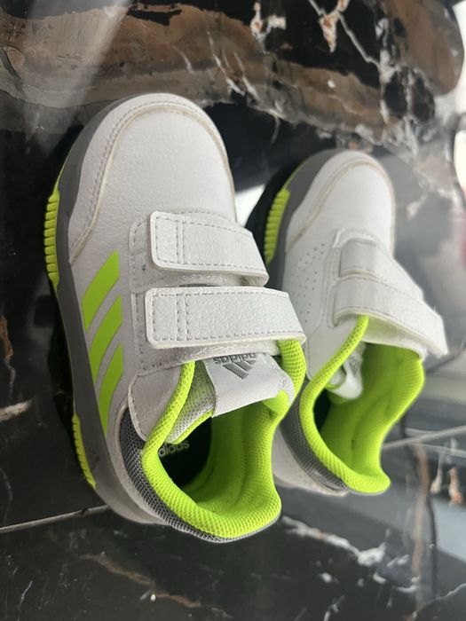 Adidasi adidas marimea 25, talpa interioara 14,5cm
