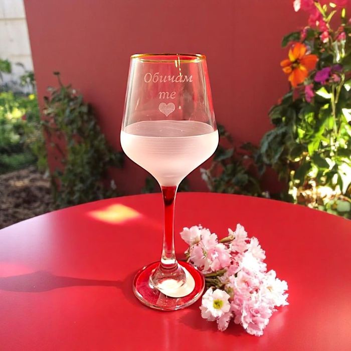 Лазерно гравирана стъклена чаша за вино