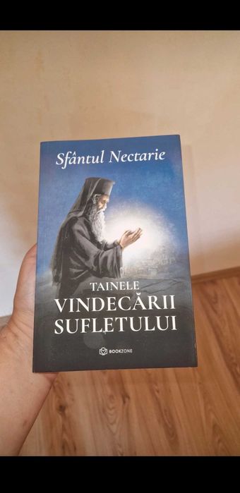 Vând 4 cărți, pachet sau individual.