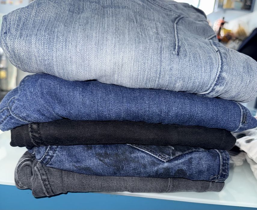 Няколко чифта дамски дънки и панталони