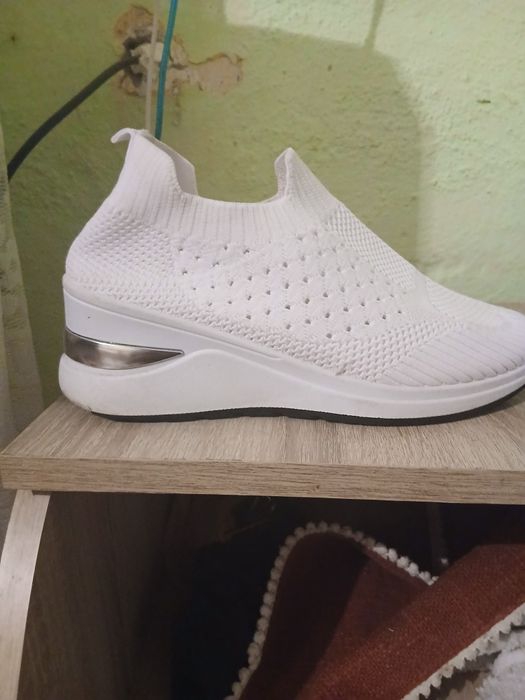 Vănd adidasi marimea 38 cu urme de utilizare