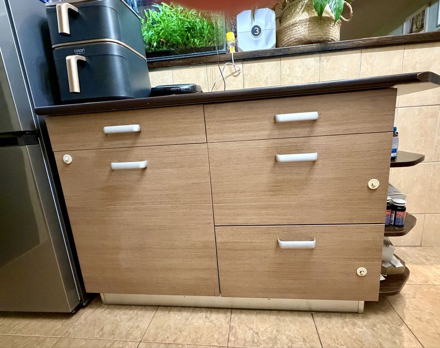 Vand mobila bucatarie cu cuptor, plită pe gaz, hota, chiuvetă+ insula