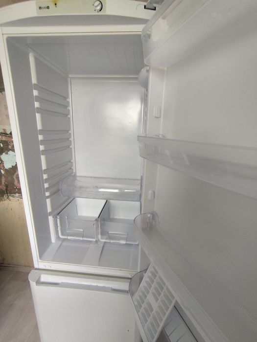 Продам холодильник indesit