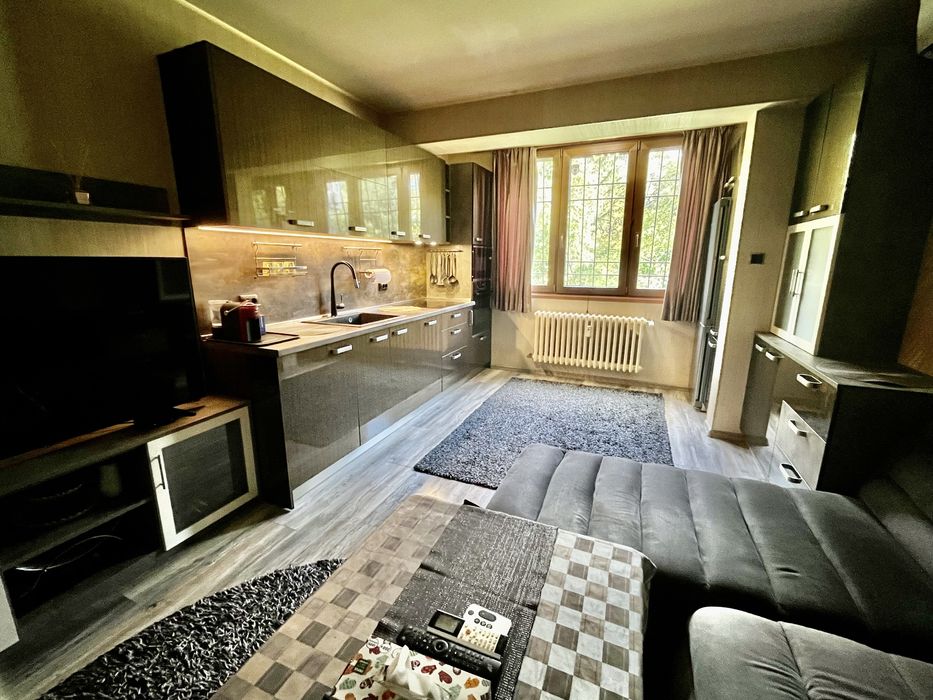 Продава се Тристаен апартамент в София, Толстой - 66 кв.м за 2500 €/кв.м - Снимка #1