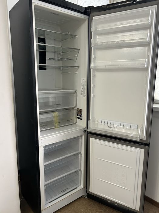 Продам двухкамерный холодильник Hotpoint Ariston,