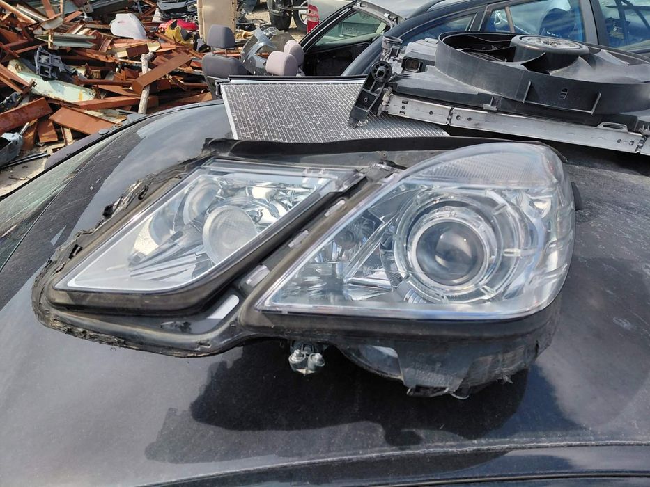 Ляв фар за Mercedes E220 2012god
