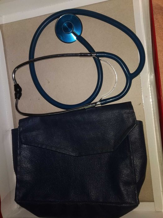 Тонометр и фонендоскоп продаются