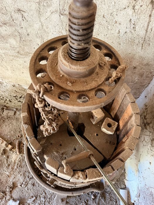Teasc de fonta functional, model rustic