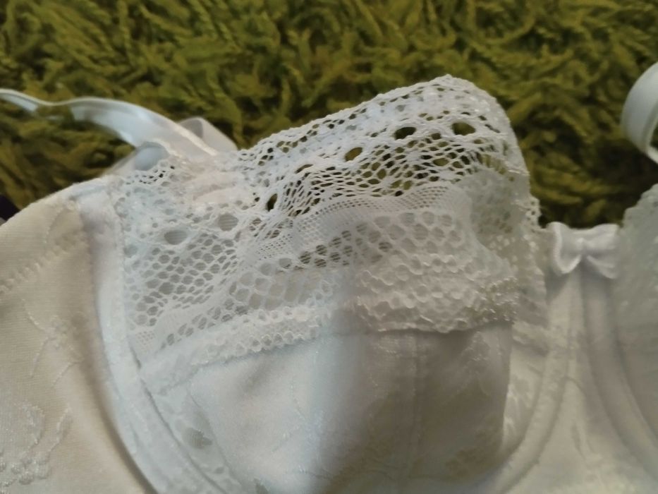 Бял дантелен сутиен