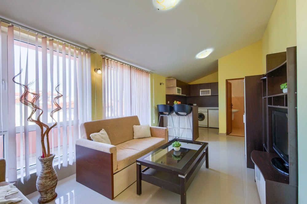 Дава се под наем Двустаен апартамент в Несебър - 65 кв.м за 273.87 € - Снимка #1