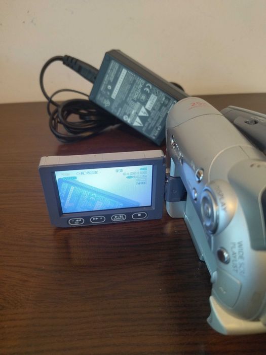 Продавам DVD видео камера Canon DC100