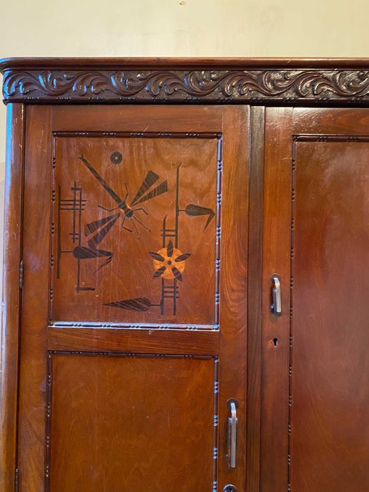 Старинен гардероб с резби от края на 19 век, запазен