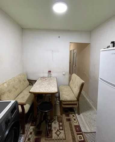 Продаю 3х комн  Чиланзар 25 кв-л кирпич 1 эт/5 эт дом 2х6