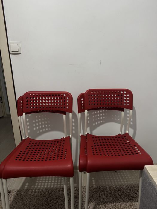 4 красных стула