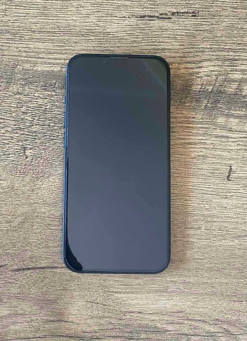 телефон iPhone 13 черен ПЕРФЕКТЕН