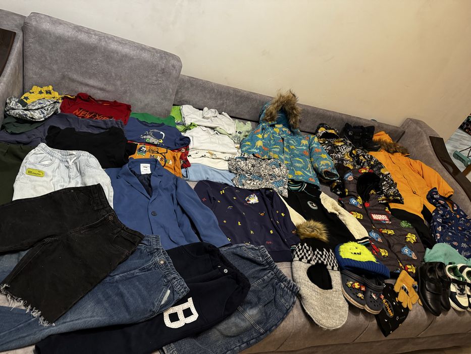 пакеты с детскими игрушками , платья, ботинки, шубы