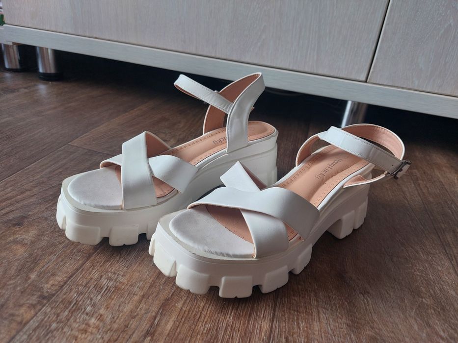 Продам босоножки  39 размер