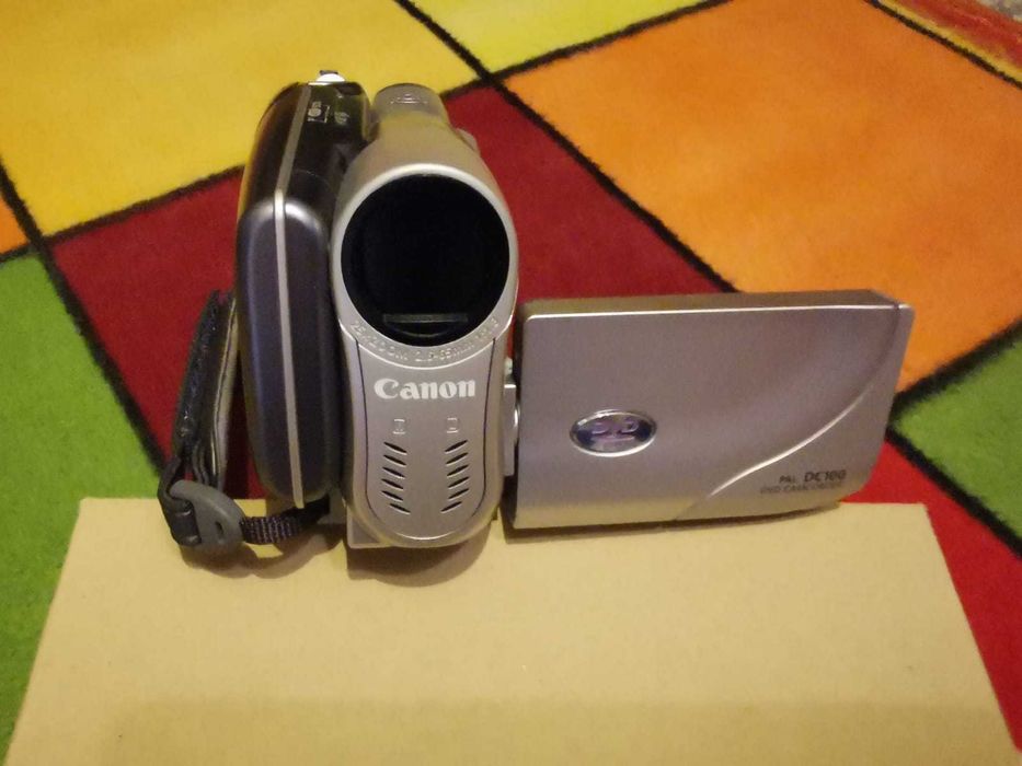 Видеокамера Canon DC100