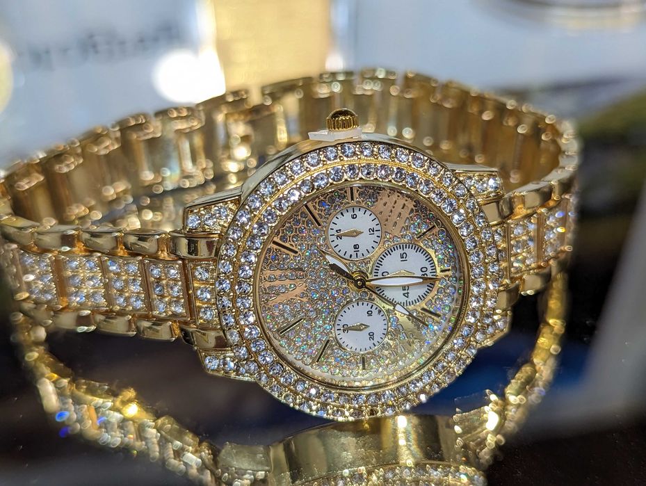 Дамски позлатен часовник с много камъни цирконии.Страхорни бижу !