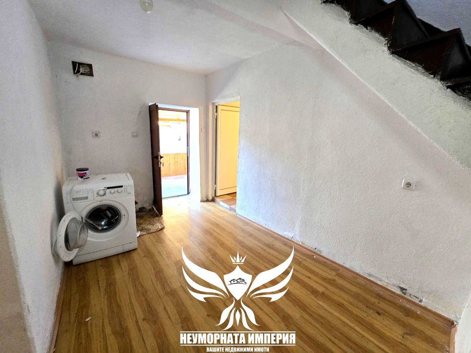 Продавам триетажна къща 162РЗП с 122кв.м. двор в с.Забърдо обл.Смолян