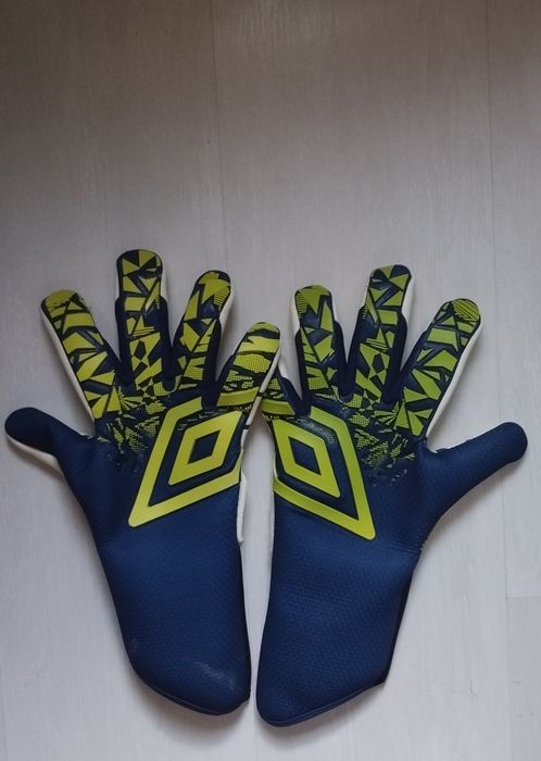 Чисто нови вратарски ръкавици Umbro Neo Premier – професионален модел