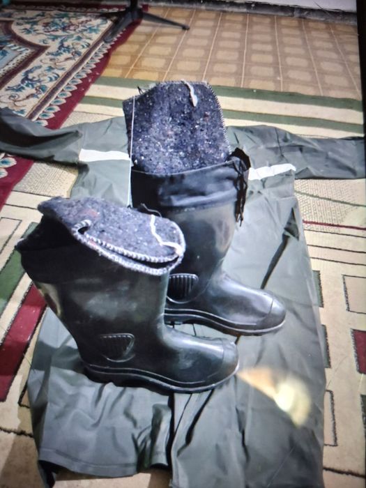 Продается дождевик и ботый комплект.