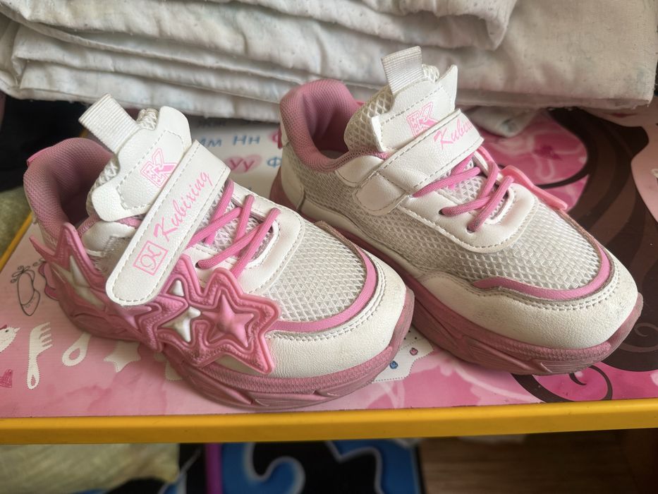 Продам кроссовки для девочек