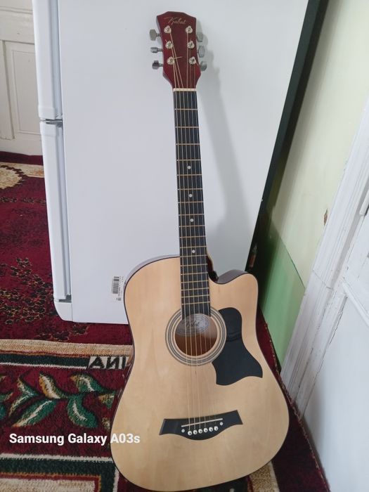 Akustik gitara holati a'lo sotib olinganga 1 oy bòldi.