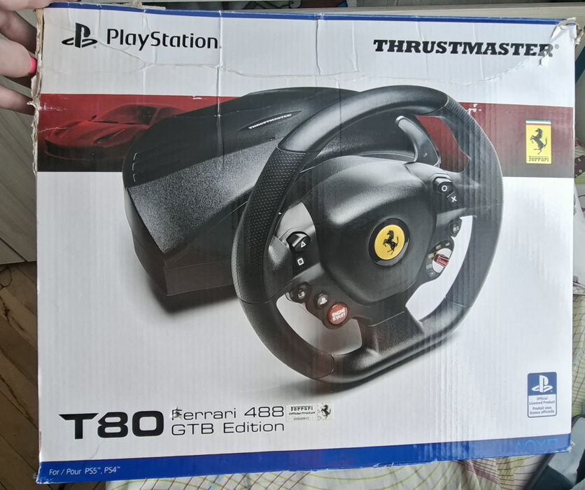 Продавам волан Thrustmaster