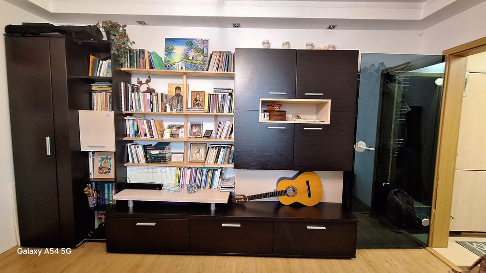 Biblioteca de vanzare