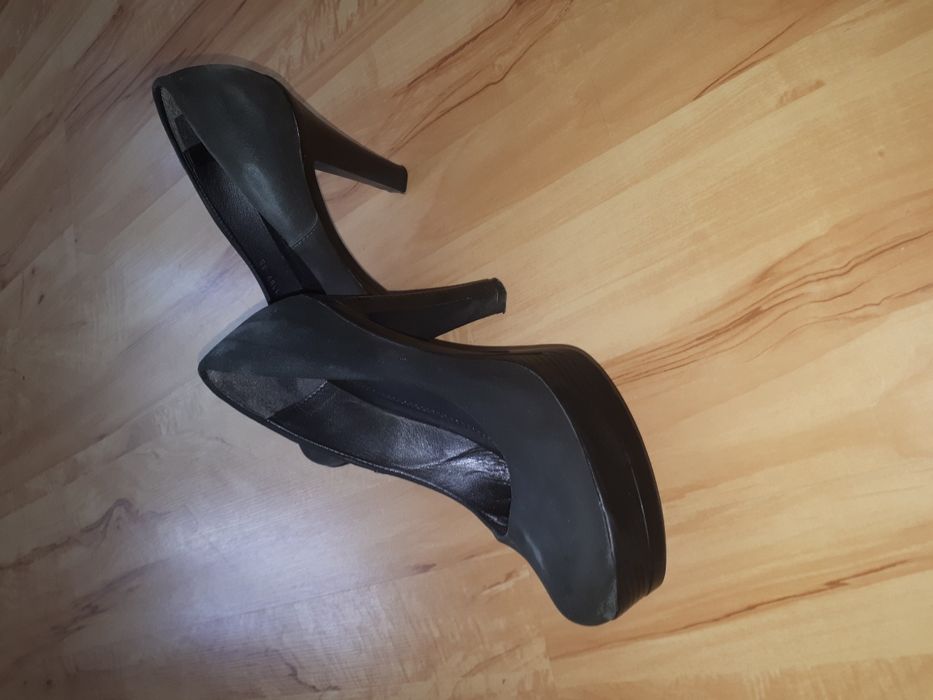 Два вида Обувки естествен велур и кожа