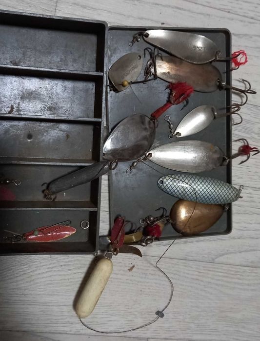 Набор блесен для рыбалки.