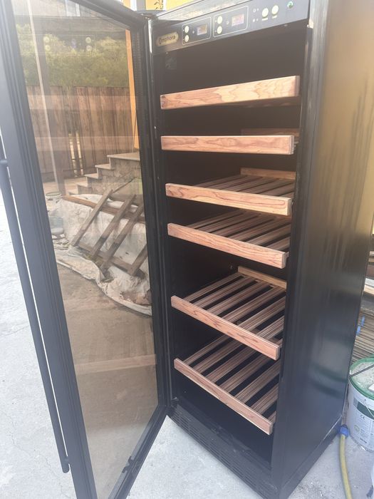 Хладилна витрина за вино