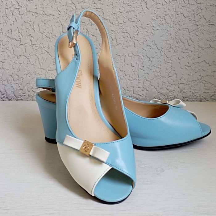 Босоножки голубые