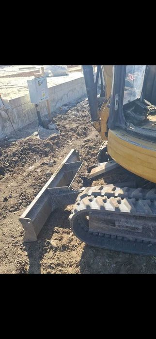 Miniexcavator Caterpillar 2005 – 3.200 kg, senile aproape noi