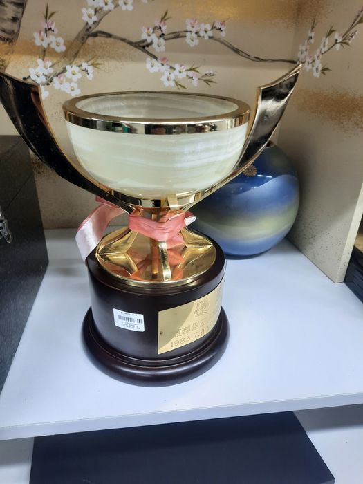 Кубок, чаша на педьестале