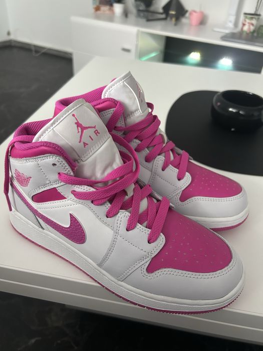 Air Jordan 1 Mid Fire Pink