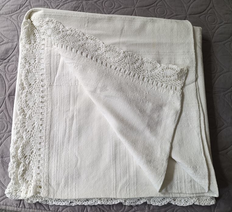 Голяма,  кенарена покривка за маса с ръчно плетена дант