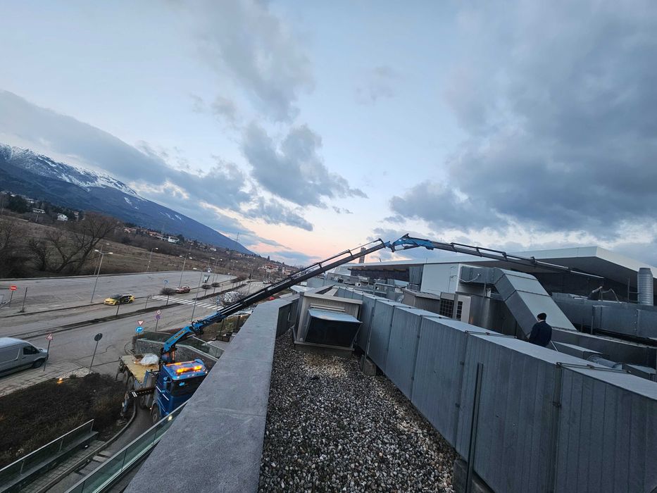 Камион с кран. Транспортни и товаро-разтоварни услуги.