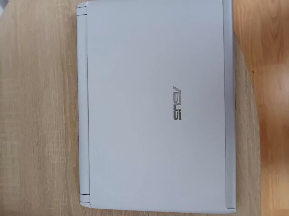 Laptop.    Asus  .