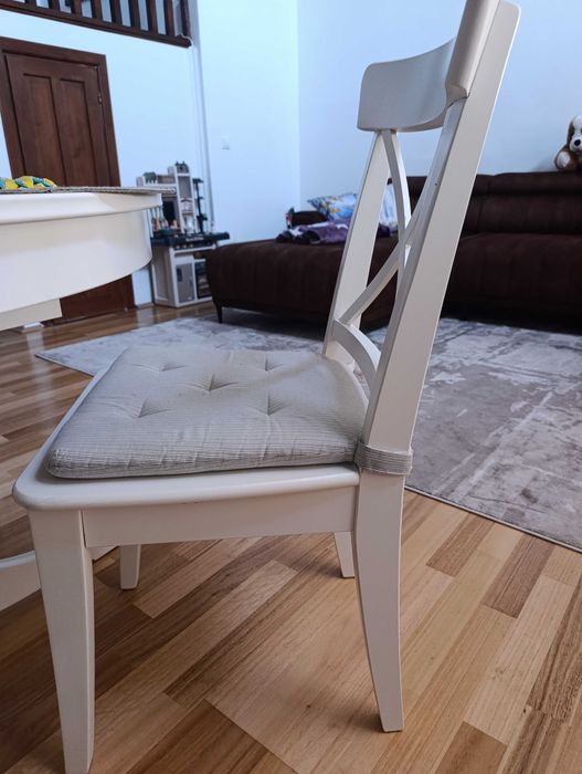 Vând scaune Ikea din lemn