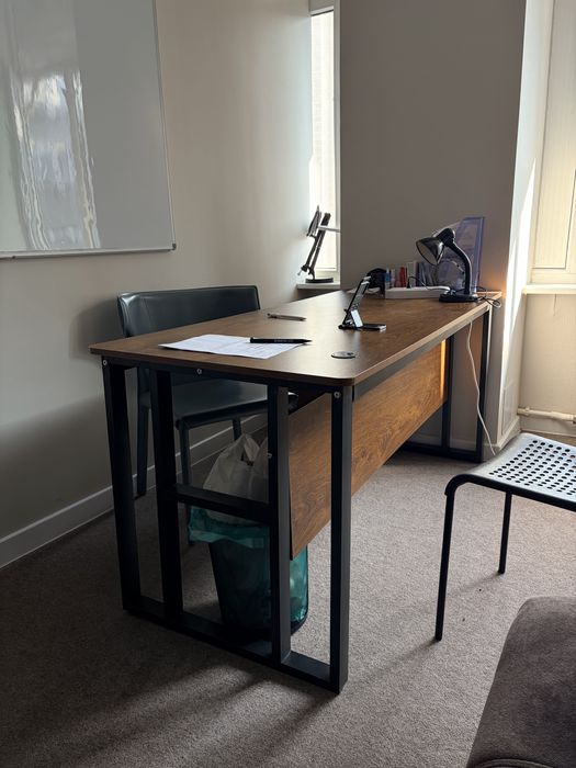 Столы и журнальный стол в офис