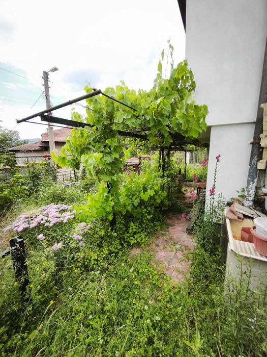 Продавам масивна къща в гр. Перник кв. Байкушева махала