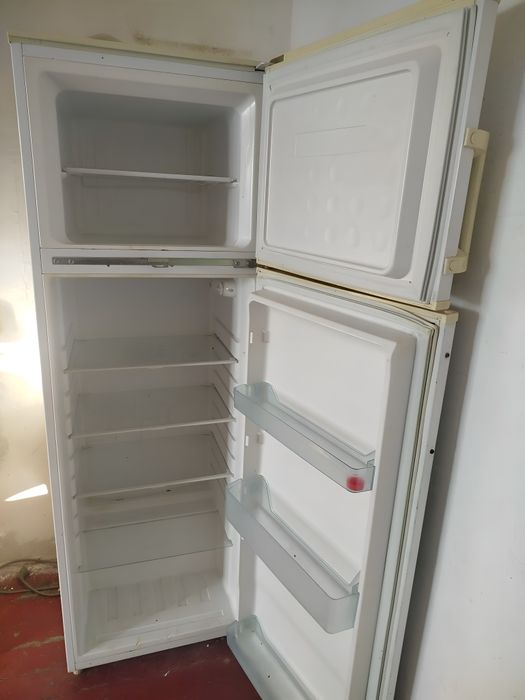 Продается двухкамерный холодильник