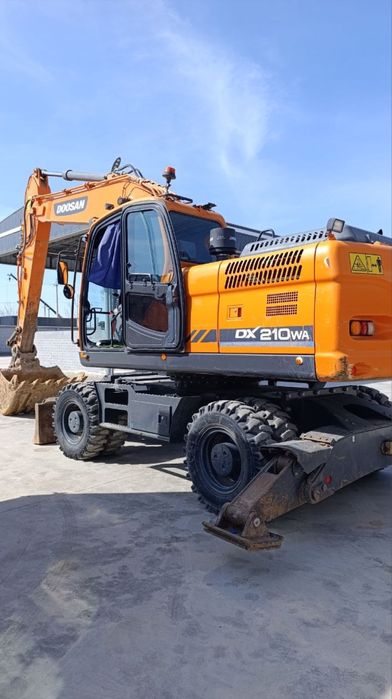 Экскаватор сотилади! 135.000$