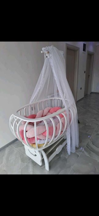 Дървена бебешка кошара