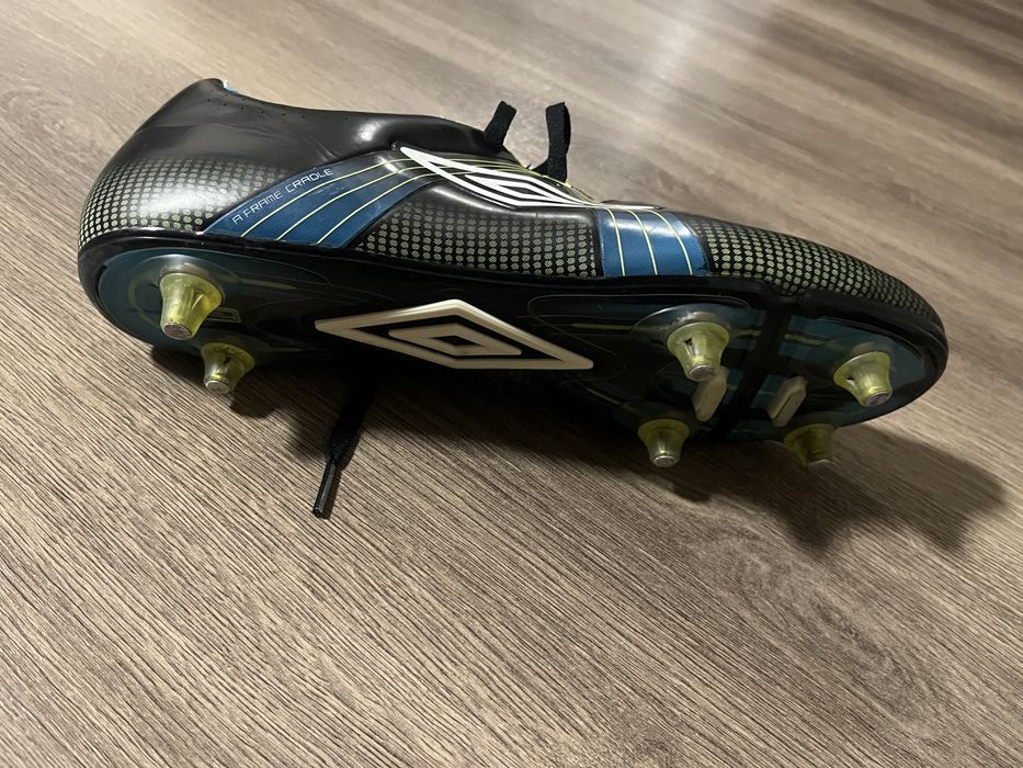 Бутонки на Umbro железни