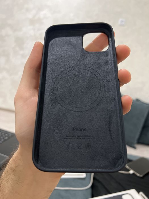 Продам оригинальный чехол на iPhone 14 Plus